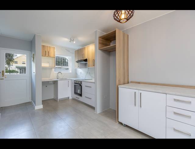 2 BEDROOM SECTIONAL TITLE RENTED IN RONDEBOSCH EAST